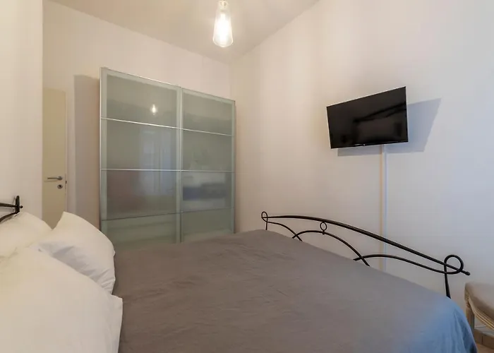 Guesthost - Borghese & Albani Appartement
